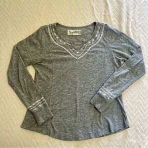 Aventura Clothing long-sleeved pullover top white embroidery Sz M